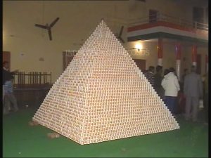 LARGEST PYRAMID OF COFFEE CUPS