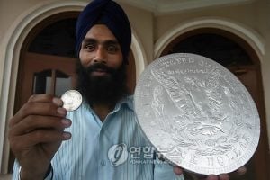 BIGGEST AMERICAN DOLLAR COIN MADE OUT OF PAPER 