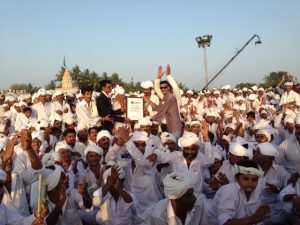 MOST PEOPLE PERFORMING 'MANIYARO RAAS' SIMULTANEOUSLY
