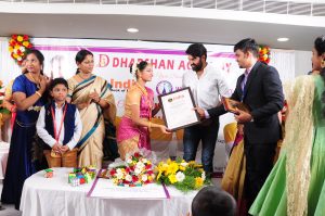 MOST BHARATANATYAM MUDRAS PERFORMED BY AN INDIVIDUAL IN LEAST TIME