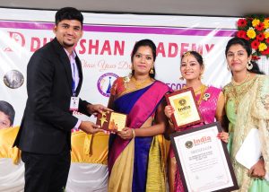MOST BHARATANATYAM MUDRAS PERFORMED BY AN INDIVIDUAL IN LEAST TIME
